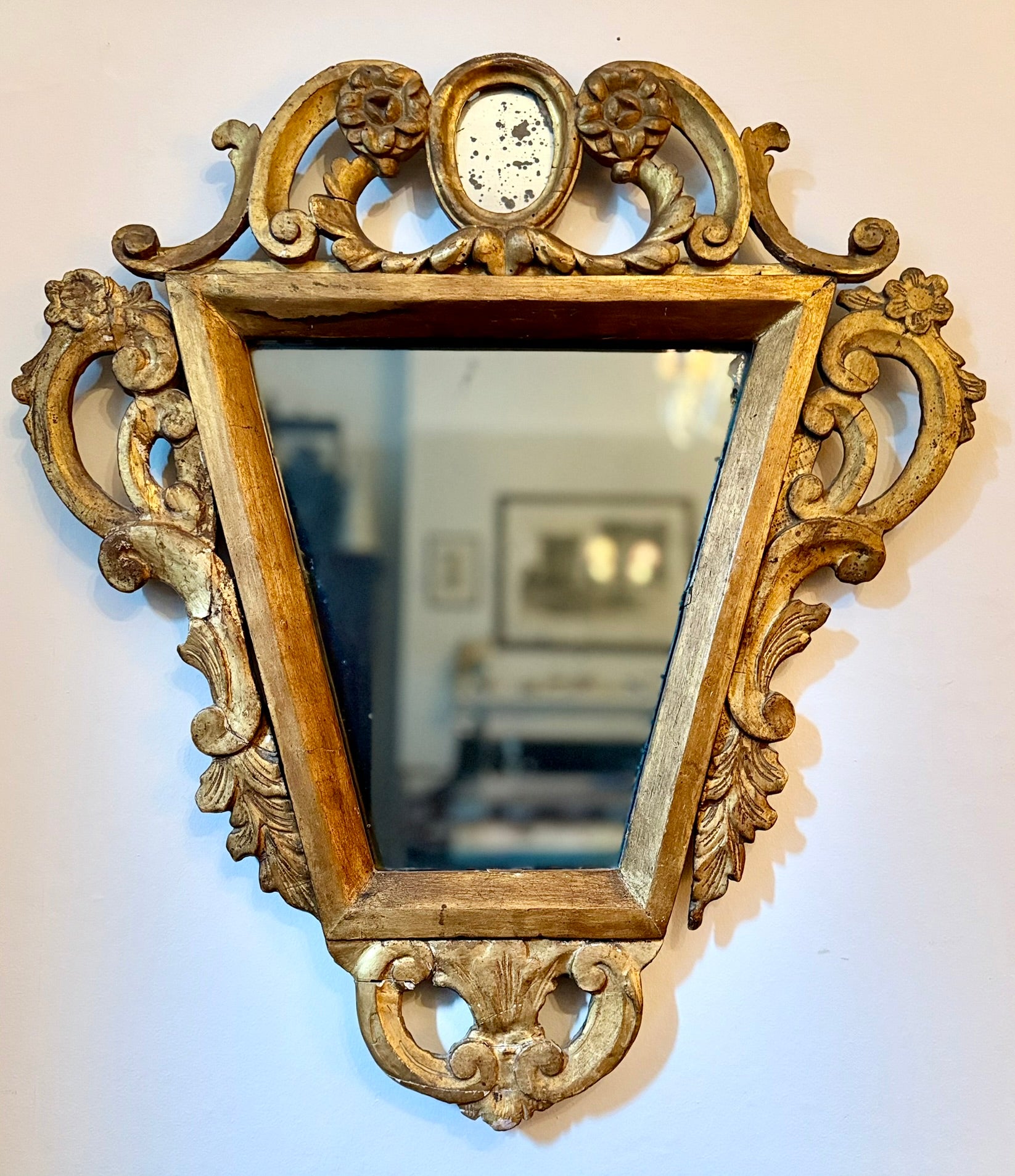 18th century Italian carved giltwood mirror
