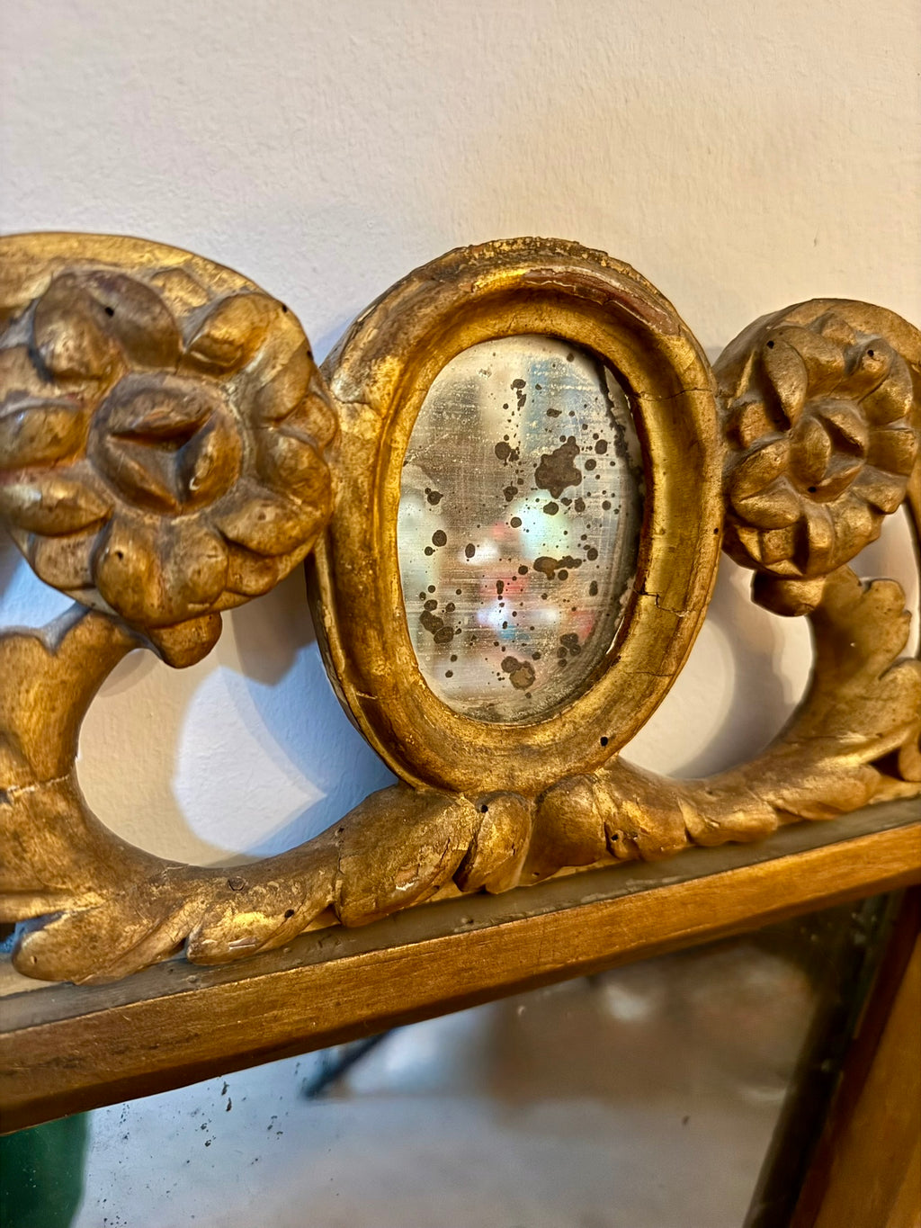 18th century Italian carved giltwood mirror