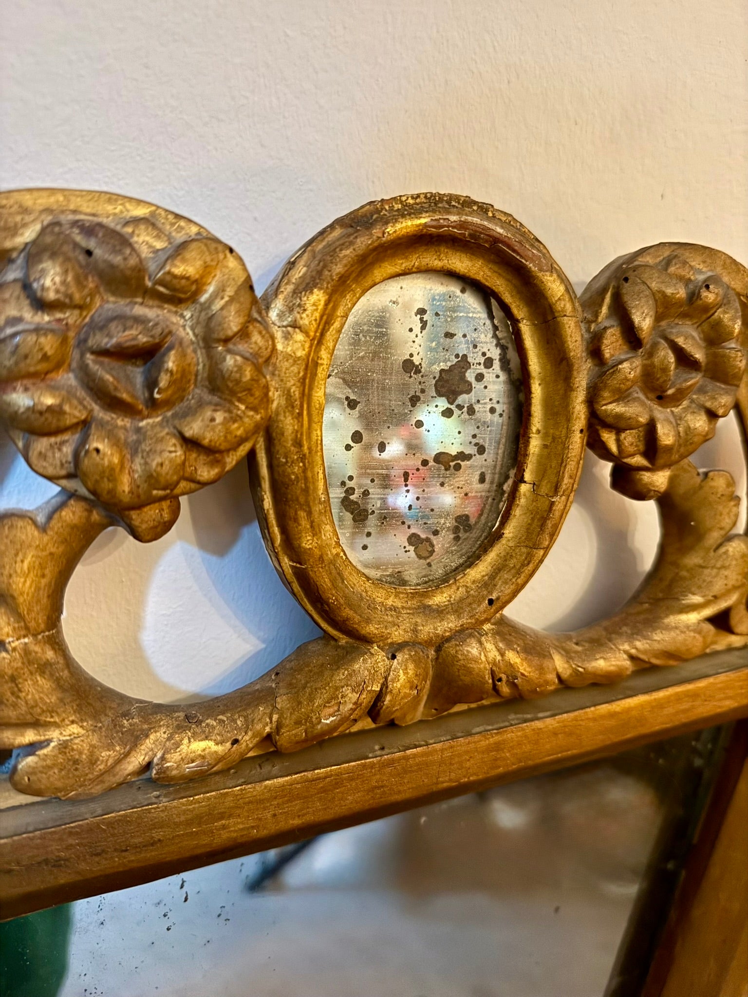 18th century Italian carved giltwood mirror